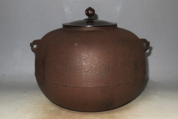 ◆ 茶道具 炉用 炉釜 【利休好 丸釜 】釜師 角谷莎村 作 共箱 【真作】 人間国宝・角谷一圭の弟... ★消費税は掛かりません。