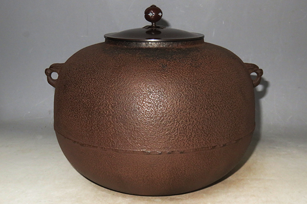 ◆ 茶道具 炉用 炉釜 【利休好 丸釜 】釜師 角谷莎村 作 共箱 【真作】 人間国宝・角谷一圭の弟... ★消費税は掛かりません。