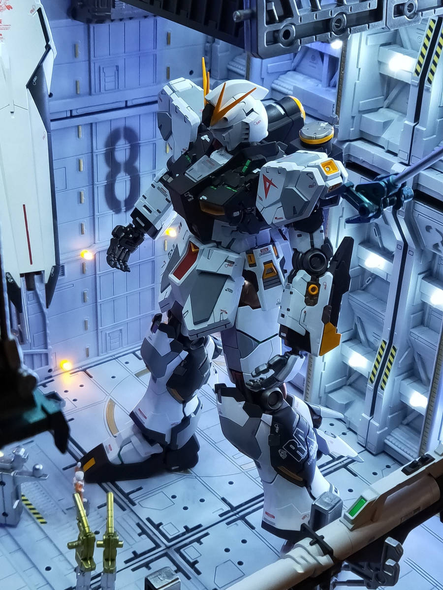 Bibian 比比昂- ジオラマ作品ガンダムシステムベース格納庫基地