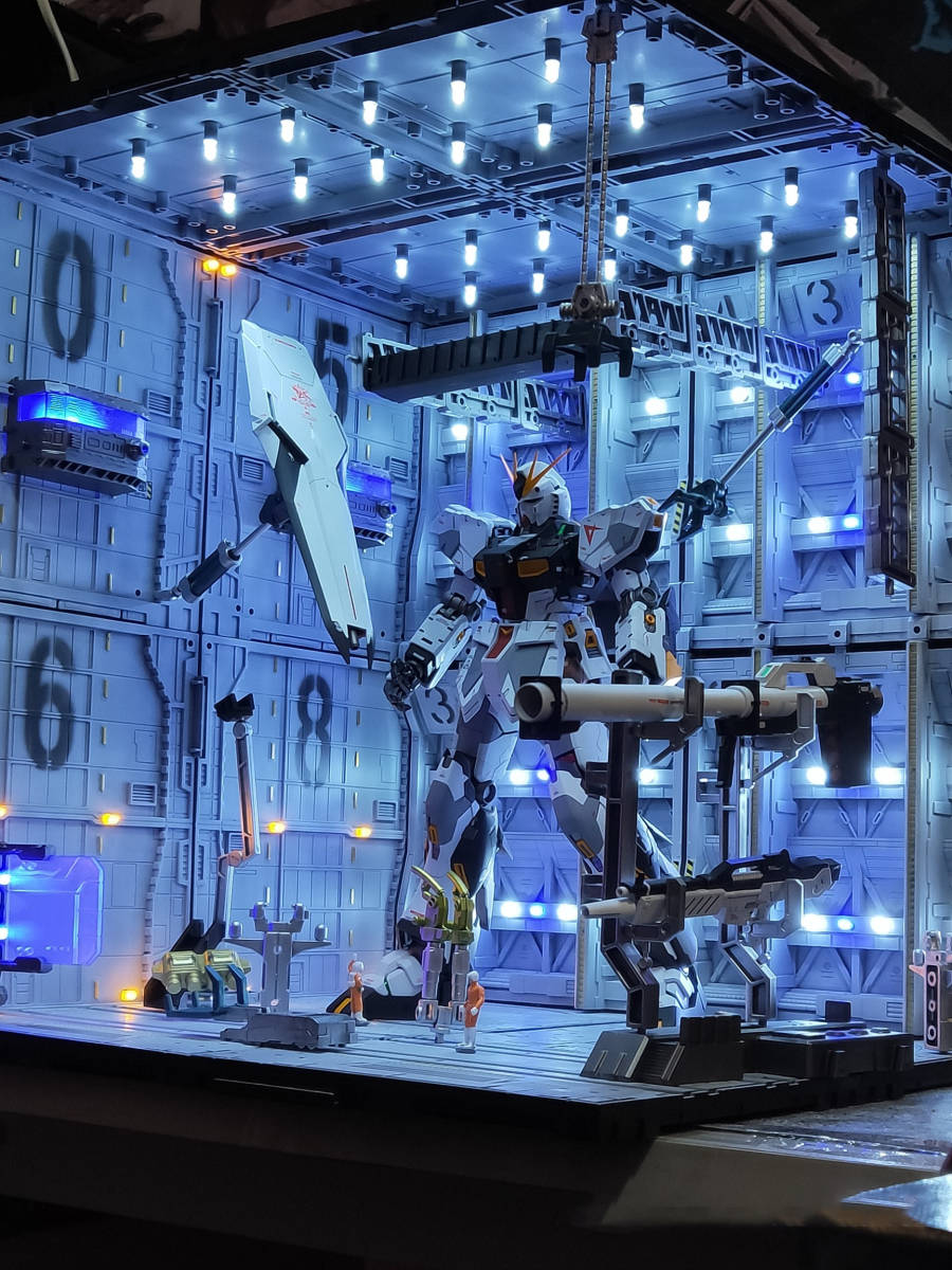 Bibian 比比昂- ジオラマ作品ガンダムシステムベース格納庫基地