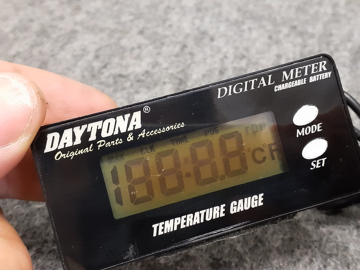 ブラック 取付ステー付きです！ デイトナ 46162 デジタルテンプメーター 時計付