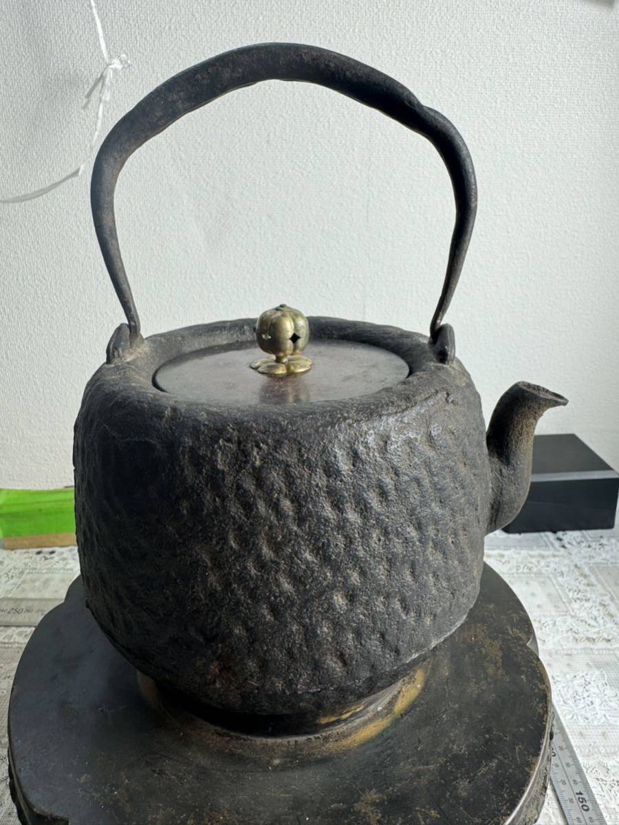 龍文堂造　上田照房　蟹彫丸形鉄瓶　煎茶道具 煎茶道具 名人 上田照房 上田造 蟹紋 在印 鉄瓶 1592g 時代金工