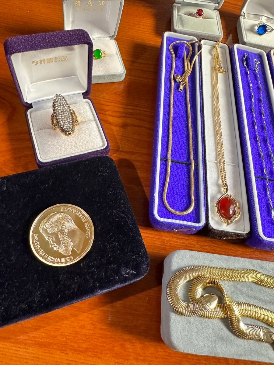 遺品整理 アクセサリー まとめ ネックレス 指輪 ブローチ など