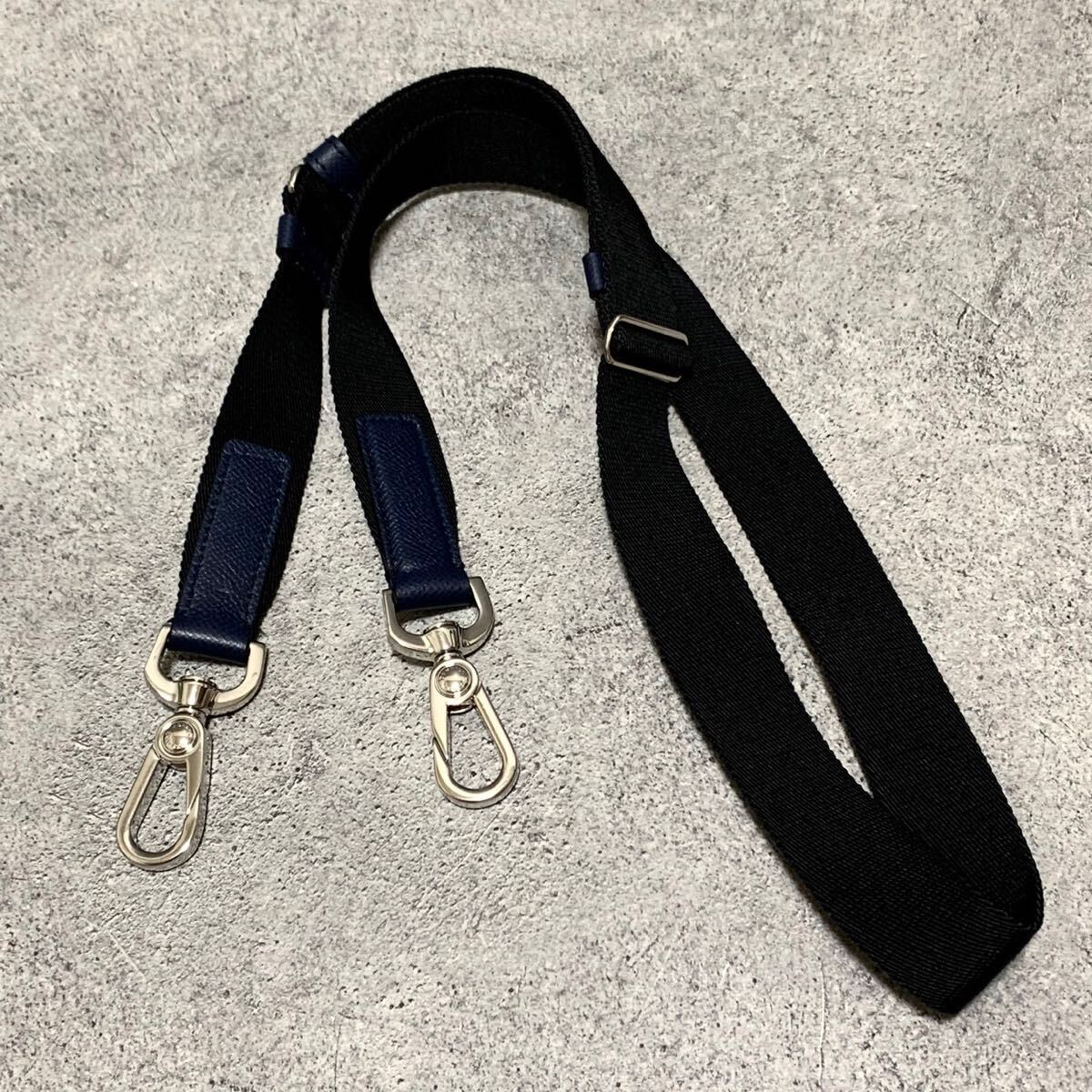 ダンヒル カドガン付属のショルダーストラップ（ネイビー） 【公式通販】