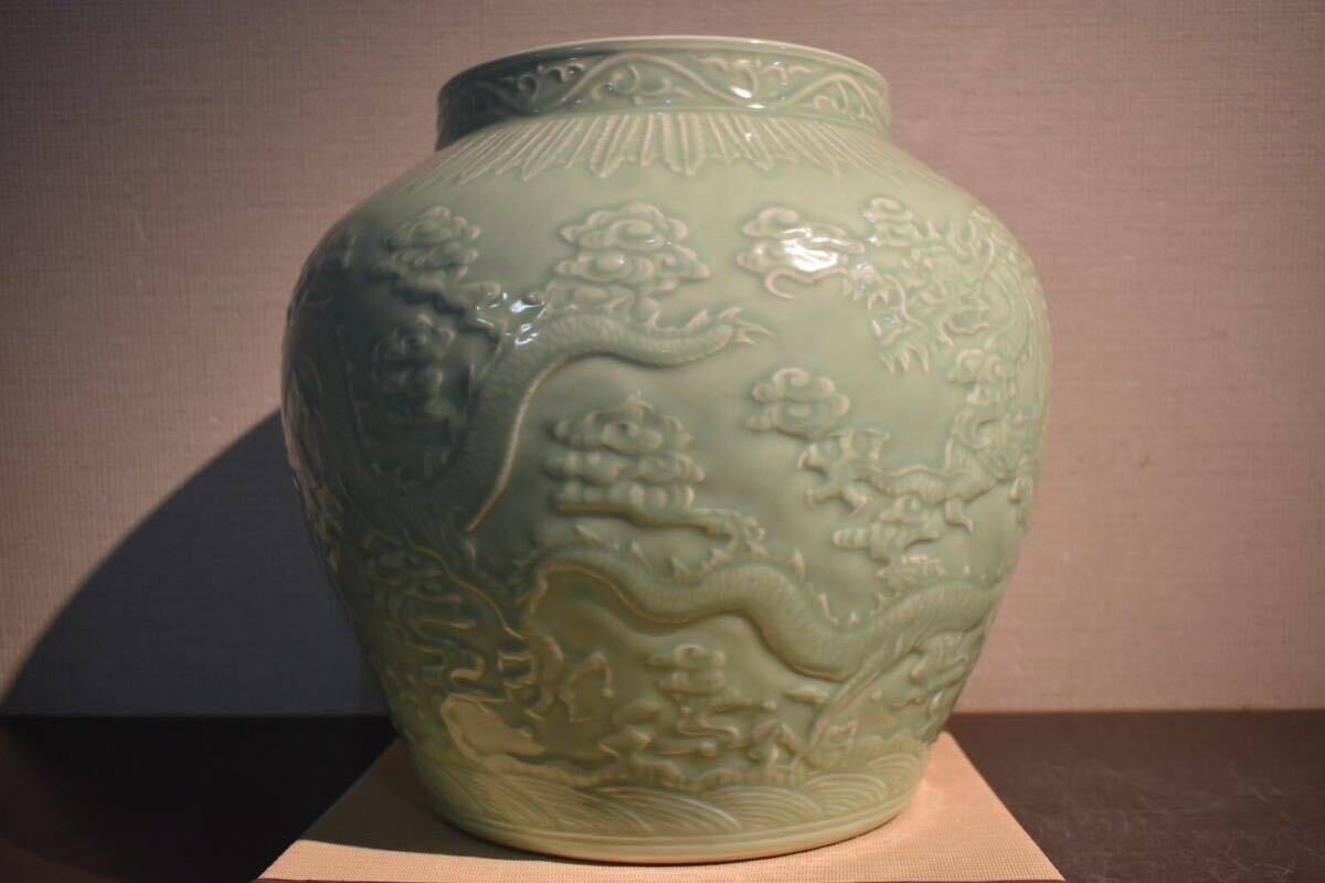 GE】E938【コレクター所蔵品】『大清康熙年製』銘 青磁釉雲龍紋壷 /