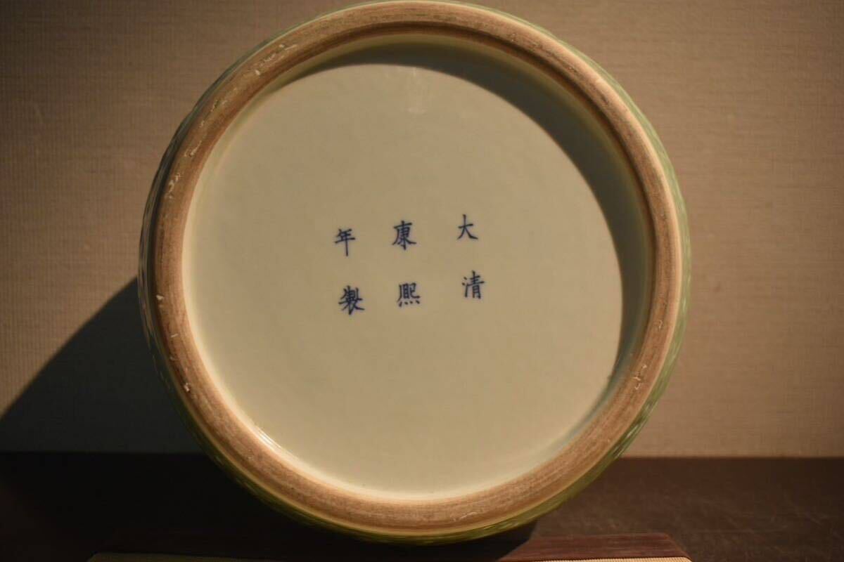 GE】E938【コレクター所蔵品】『大清康熙年製』銘 青磁釉雲龍紋壷 /