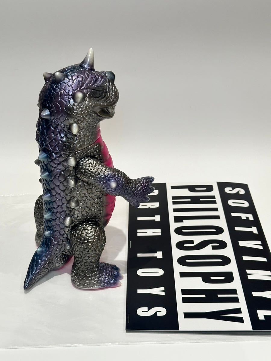 D.B.T.H toys　涅槃怪獣　ニルヴァ　ソフビ D.B.T.H TOYS / 涅槃怪獣 ニルヴァ[ガンメタリック成形(未塗装